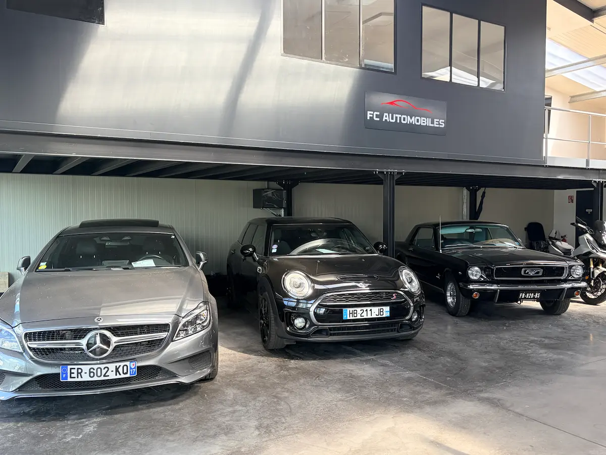 Exposition véhicules d’occasion FC Automobiles · Mercedes CLS, Mini Clubman, Ford Mustang sous enseigne FC